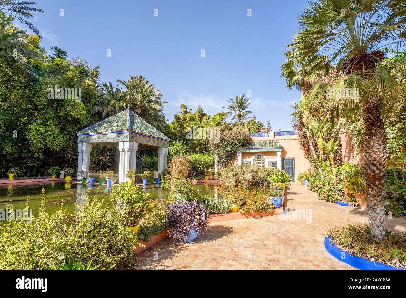 Marrakech, Maroc - 15 janvier 2020:Gazebo dans le beau jardin Majorelle créé par Yves Saint Laurent Banque D'Images