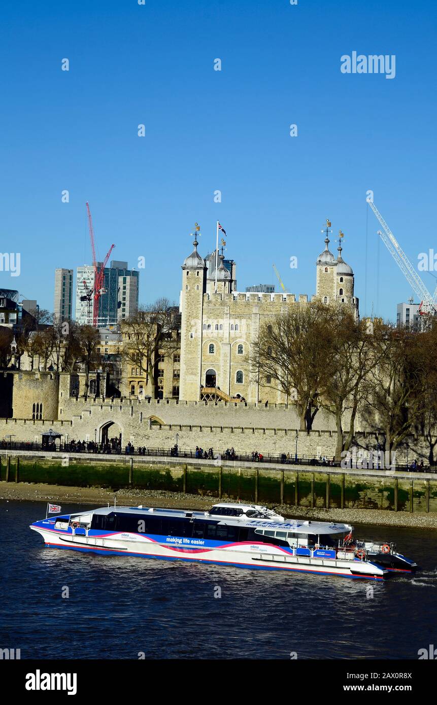 Londres, Royaume-Uni - 15 janvier 2016 : bateau de croisière sur la Tamise et la tour de Londres Banque D'Images