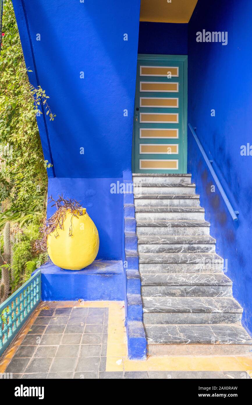 Marrakech, Maroc - 15 janvier 2020: Architecture colorée dans le beau jardin Majorelle établi par Yves Saint Laurent Banque D'Images