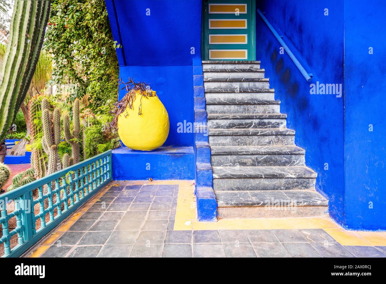 Marrakech, Maroc - 15 janvier 2020: Architecture colorée dans le beau jardin Majorelle établi par Yves Saint Laurent Banque D'Images