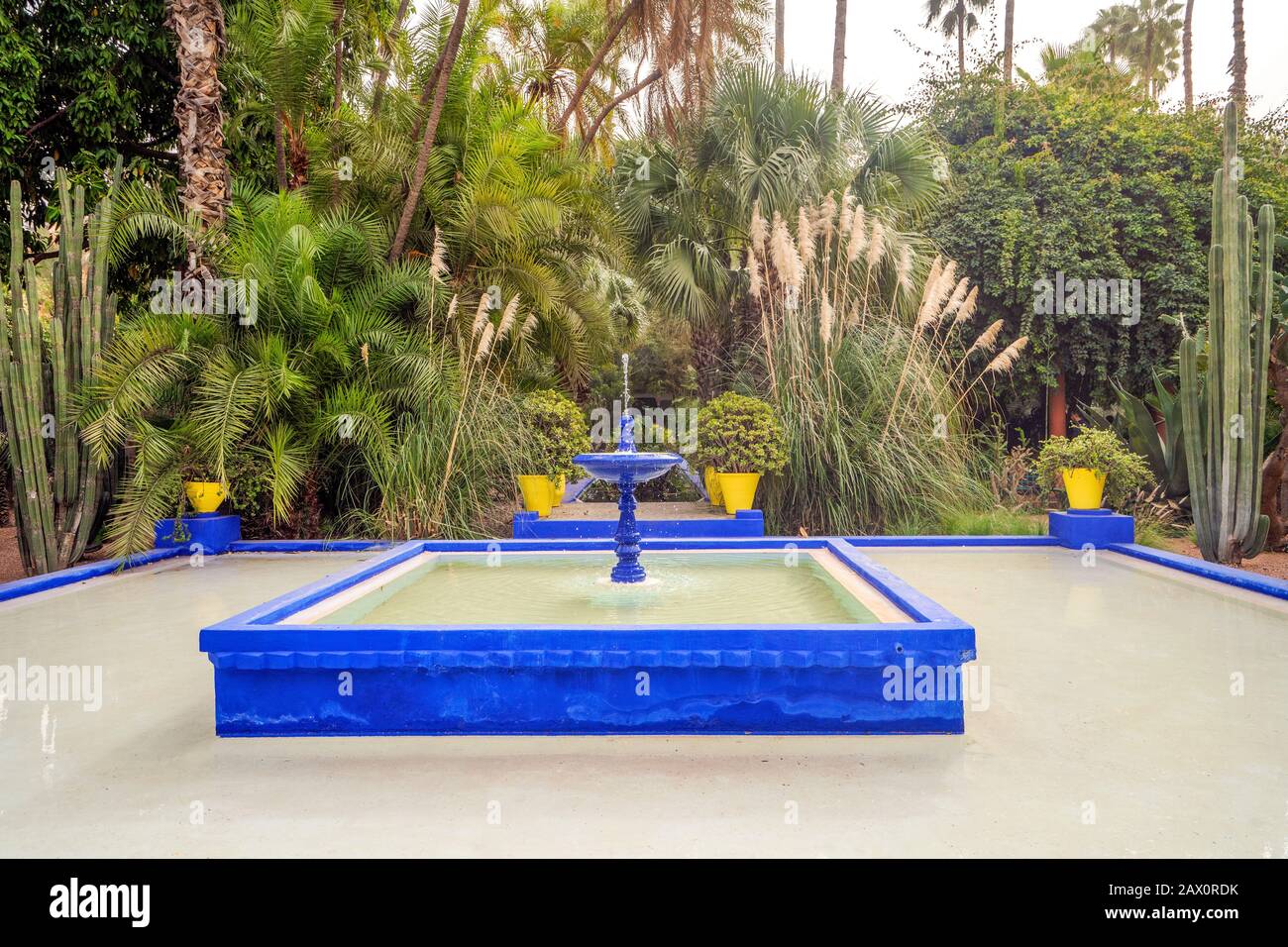 Marrakech, Maroc - 15 janvier 2020 : Magnifique fontaine du jardin Majorelle créée par Yves Saint Laurent Banque D'Images