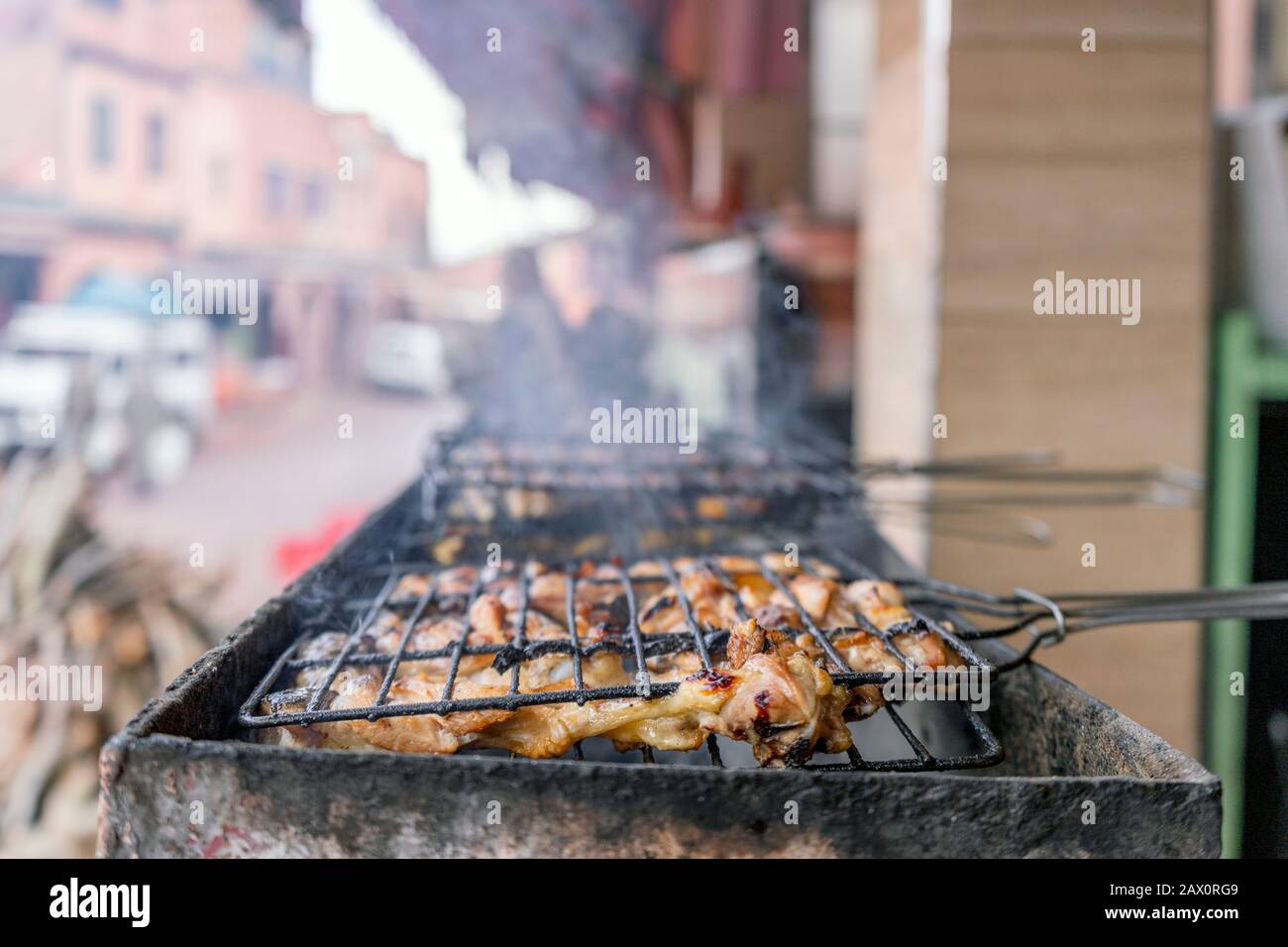 De délicieuses brochettes de viande vendues dans les rues du Maroc Banque D'Images
