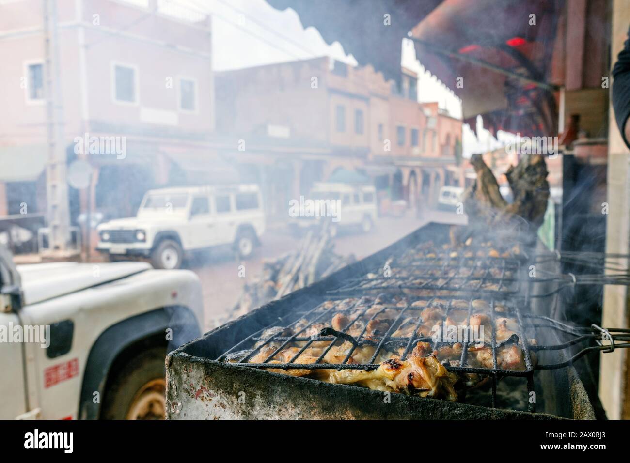 De délicieuses brochettes de viande vendues dans les rues du Maroc Banque D'Images