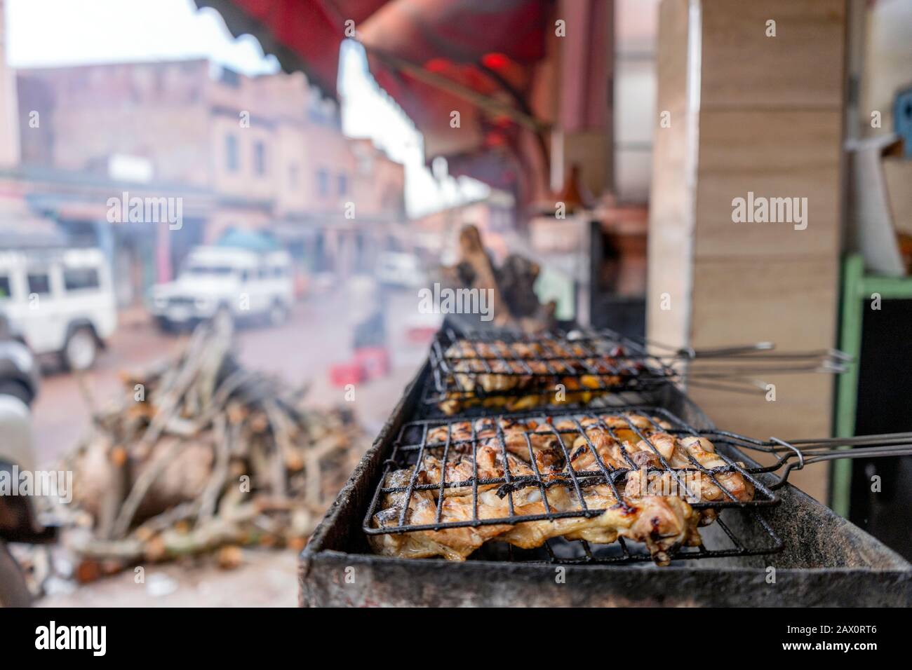 De délicieuses brochettes de viande vendues dans les rues du Maroc Banque D'Images