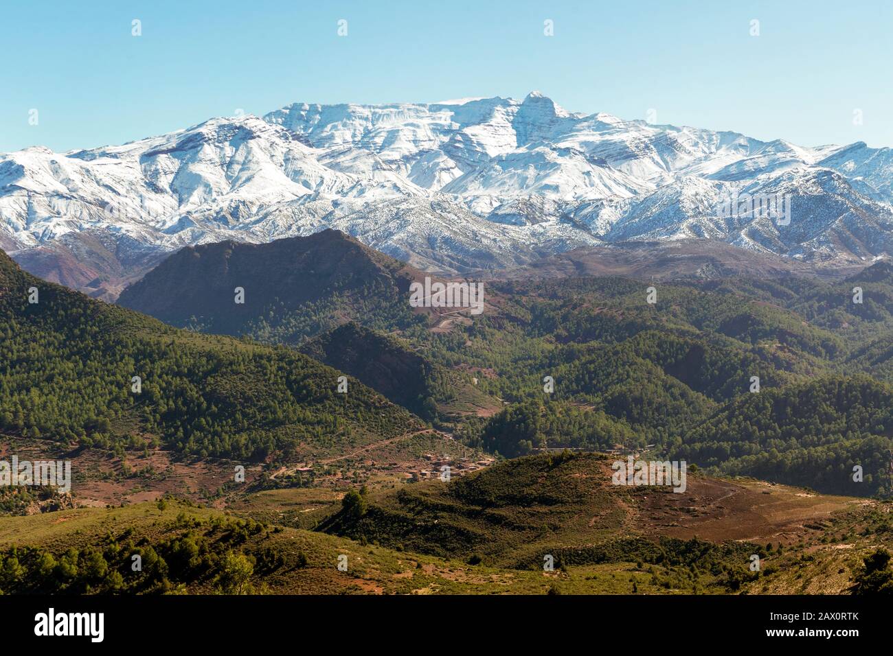 Belle vallée de l'Ourika avec petit village dans les montagnes du Haut Atlas, Maroc Banque D'Images