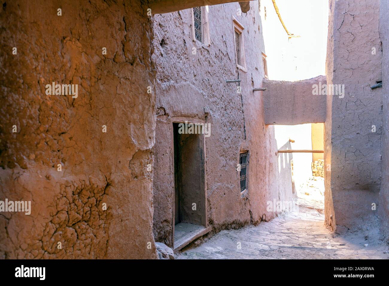 Rue étroite dans la ville argileuse ait Ben Haddou, site classé au patrimoine de l'UNESCO au Maroc Banque D'Images