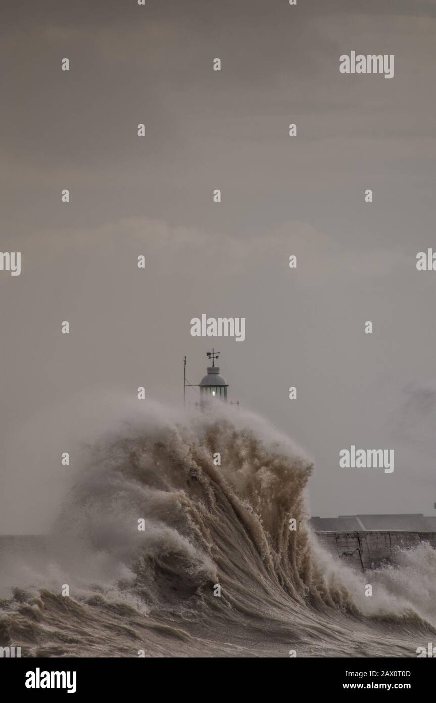 Newlaven, East Sussex, Royaume-Uni. 10 février 2020. Une journée plus lumineuse sur la côte sud voit des scènes plus spectaculaires. Tempête et marée haute dans le sillage de la tempête Ciara avec encore renforcer les fouets de vent au-dessus de la mer. Pas tout à fait la foule d'hier, mais beaucoup de photographes et de spectateurs sont présents. Crédit: David Burr/Alay Live News Banque D'Images