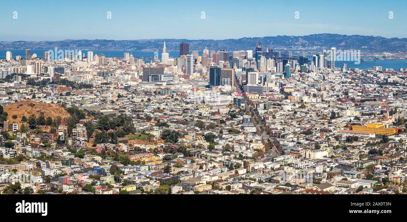 Vue panoramique sur les magnifiques gratte-ciel de la ville de San Francisco et la baie depuis Twin Peaks vista point de vue sur une journée ensoleillée pittoresque en été, Californie, États-Unis Banque D'Images