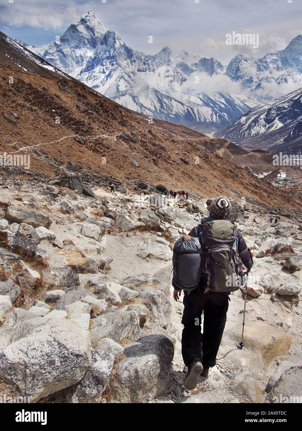 Randonneur sur le Camp de base Everest Trek avec le Mont Ama Dablam en arrière-plan, Parc national Sagarmatha, Népal Himalaya. Banque D'Images Randonneur sur le Camp de base Everest Trek avec le Mont Ama Dablam en arrière-plan, Parc national Sagarmatha, Népal Himalaya. Banque D'Images