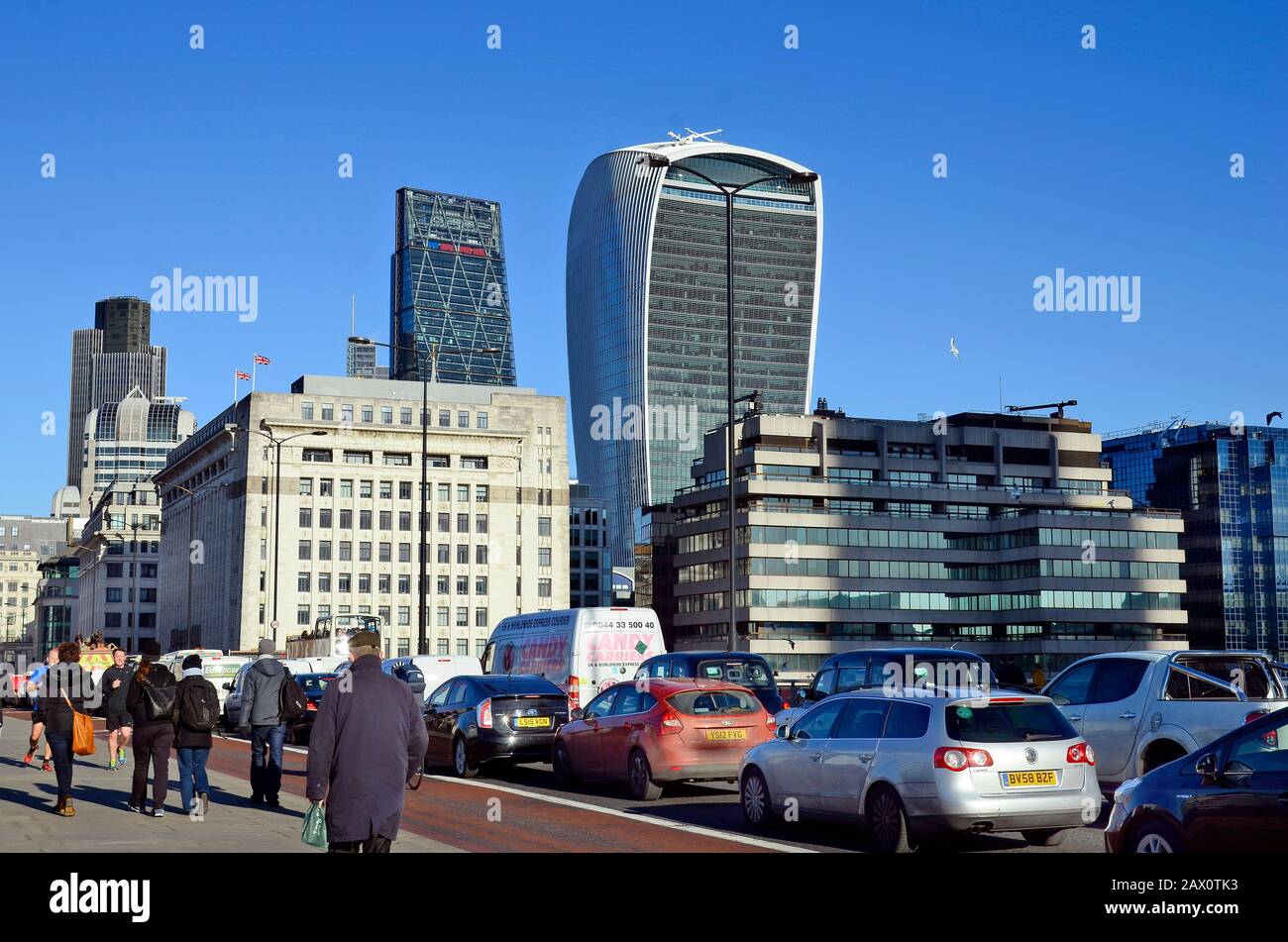 Londres, Royaume-Uni - 15 janvier 2016 : personnes non identifiées et trafic sur le pont de Londres avec Tower42, Leadenhall bâtiment aka Grater au fromage et S Banque D'Images