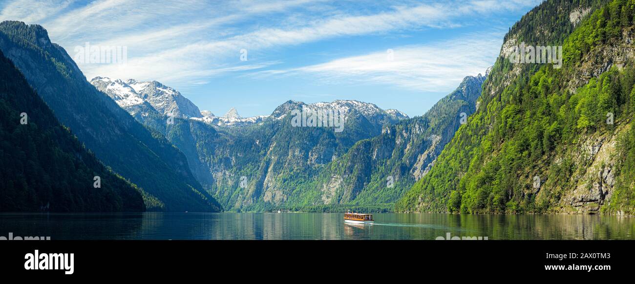 Vue panoramique classique du bateau touristique traditionnel sur le célèbre lac Konigssee lors d'une belle journée ensoleillée en été, Berchtesgadener Land, Bavière, Allemagne Banque D'Images