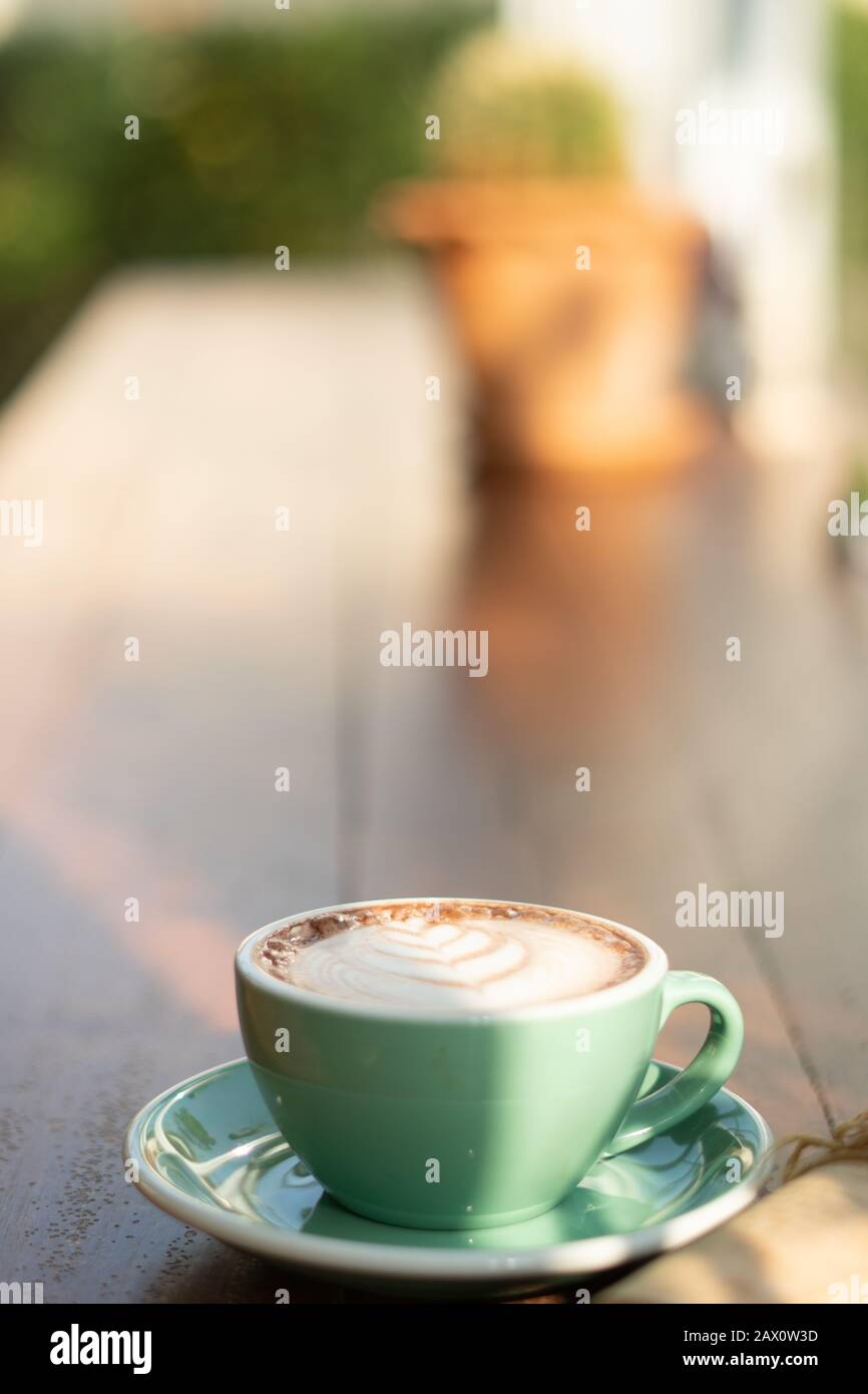 Une tasse de café de cappuccino noir chaud sur une table en bois propre vue sur le dessus de la table dans un cadre chaud le matin. Espresso chaud dans un mug en céramique sur du bois brun rustique vide c Banque D'Images