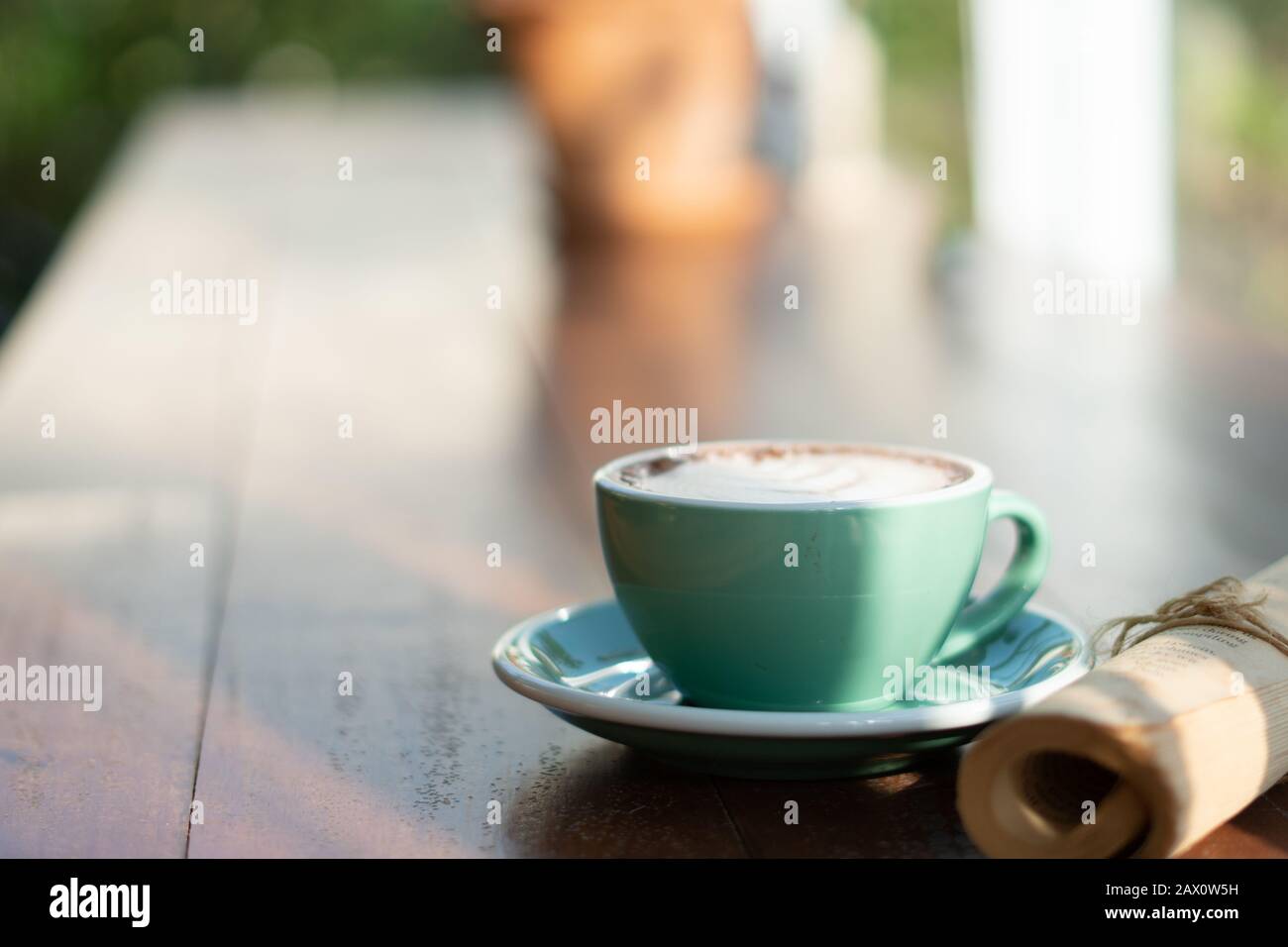 Une tasse de café de cappuccino noir chaud sur une table en bois propre vue sur le dessus de la table dans un cadre chaud le matin. Espresso chaud dans un mug en céramique sur du bois brun rustique vide c Banque D'Images