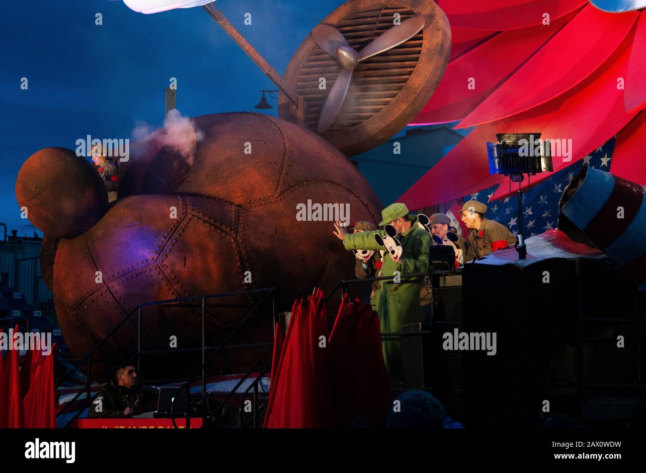 Deuxième cours masqué à Viareggio, la capitale du Carnaval italien, sur la Viale a mare. Banque D'Images