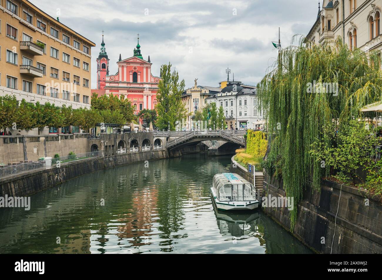 Magnifique vue panoramique sur le centre-ville pittoresque de Ljubljana avec le célèbre pont triple et l'église historique d'Annonciation franciscaine en été, Slovénie Banque D'Images