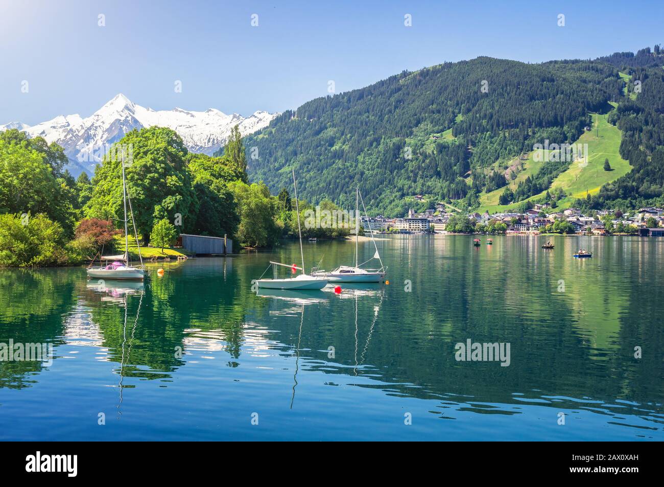 Vue panoramique panoramique sur le lac idyllique de Zeller avec la vieille ville de Zell am See et le sommet enneigé de montagne de Kitzsteinhorn, Salzburger Land, Autriche Banque D'Images