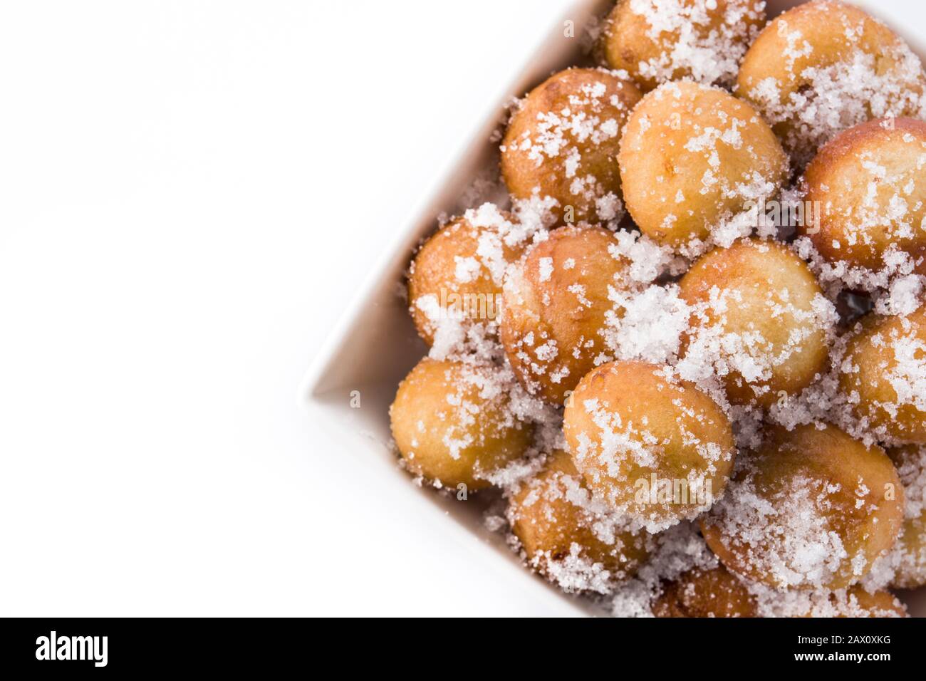 Fendeurs de carnaval ou buñuelos de viento pour la semaine Sainte isolée sur fond blanc Banque D'Images