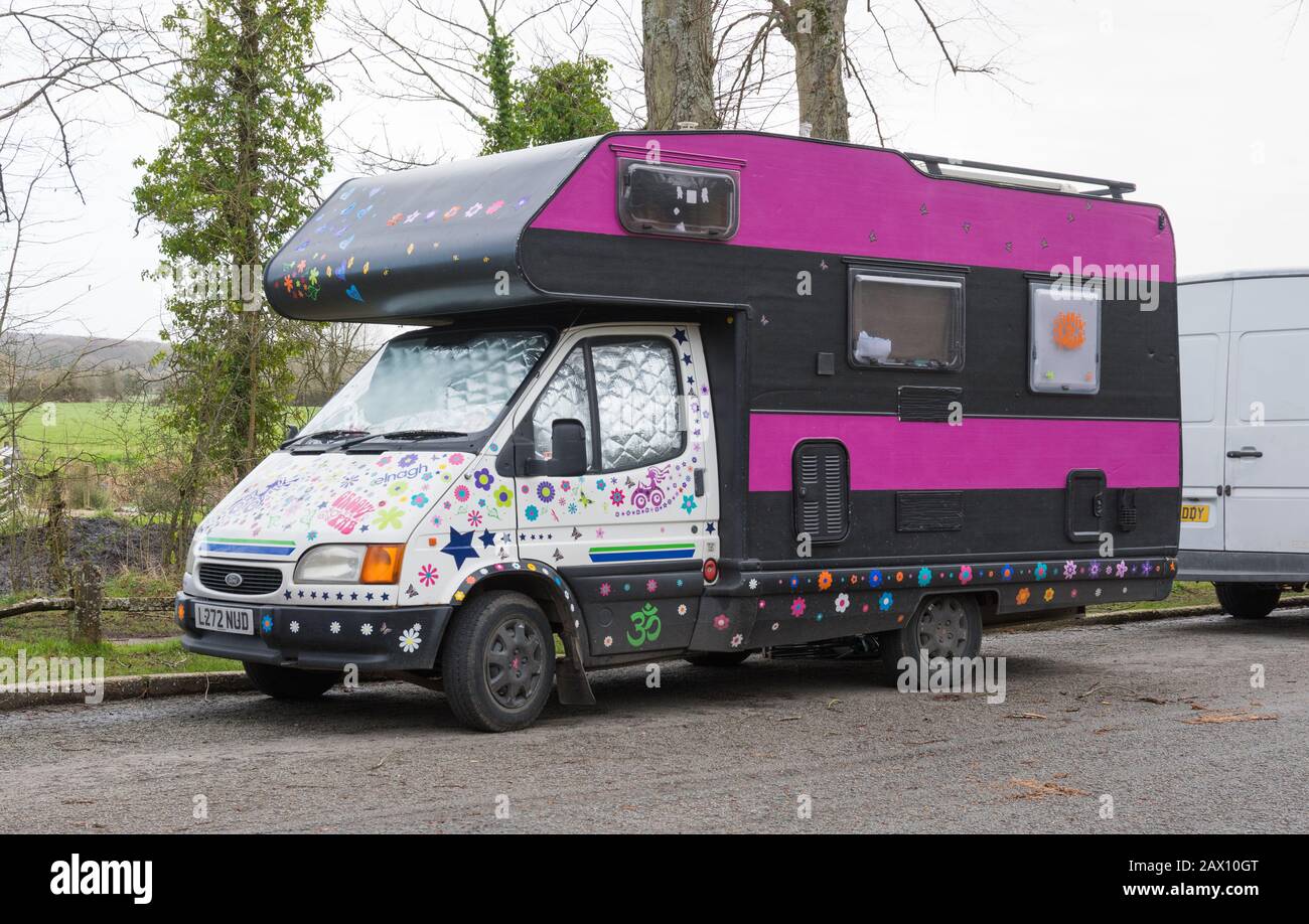 Ford Transit Luton van converti pour usage privé comme une maison de moteur, décoré avec des fleurs et des autocollants de puissance de fleur hippy. Banque D'Images
