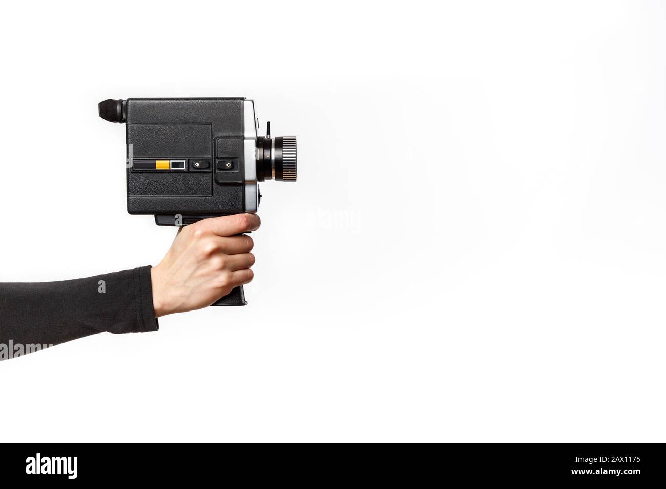 Main féminine tenant l'ancienne caméra vidéo 8 mm isolée sur un fond blanc Banque D'Images