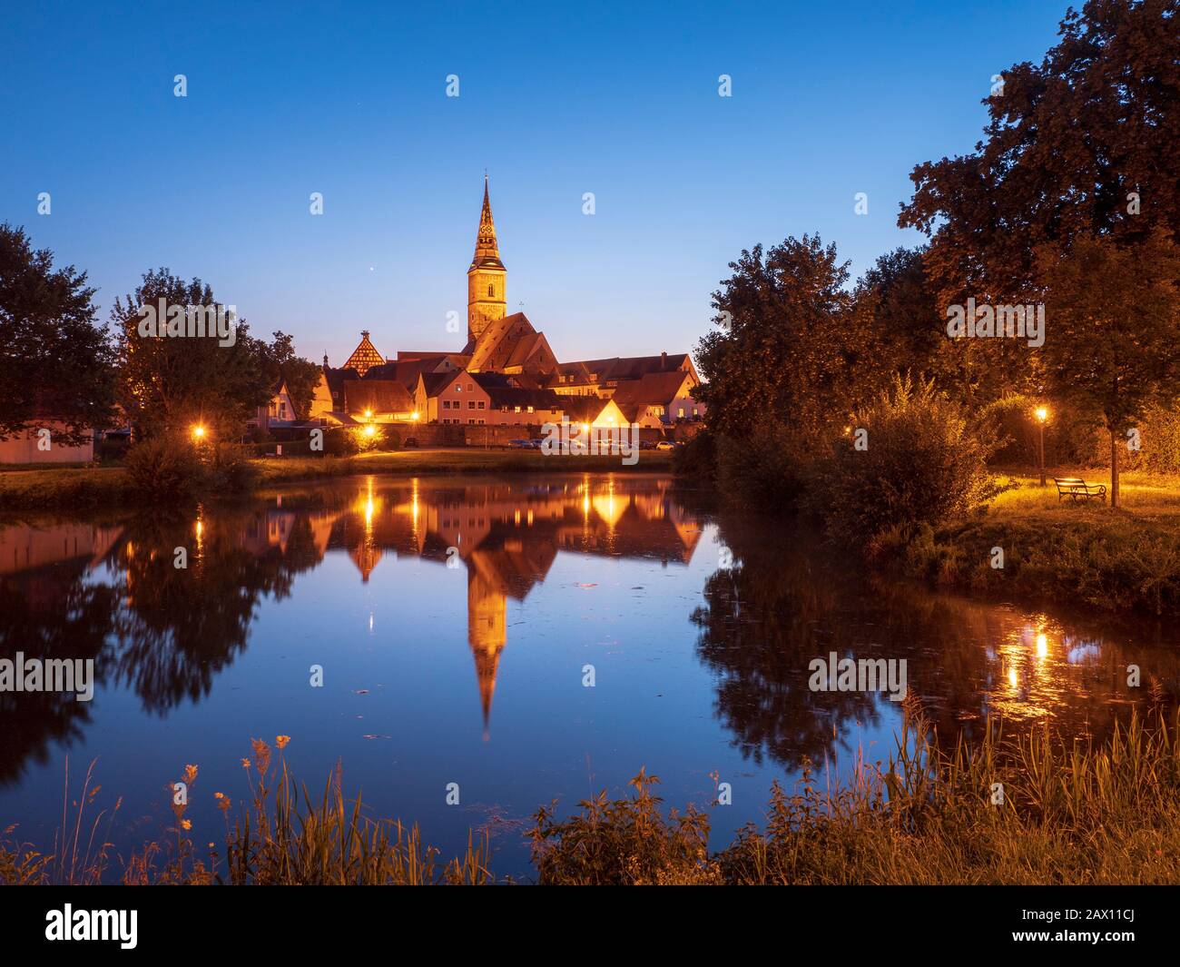 Wolframs-Eschenbach, Blaue Stunde, Altmühltal, Franken, Bayern, Deutschland | Wolframs-Eschenbach, Heure Du Bleu, Altmuehltal, Franconie, Bavière, Allemagne Banque D'Images