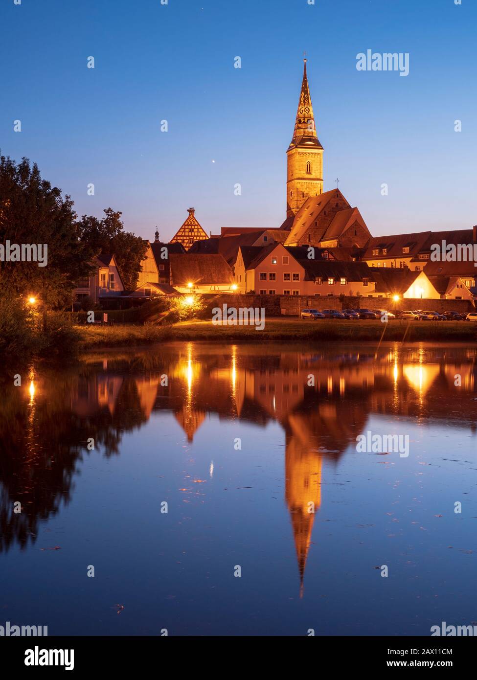 Wolframs-Eschenbach, Blaue Stunde, Altmühltal, Franken, Bayern, Deutschland | Wolframs-Eschenbach, Heure Du Bleu, Altmuehltal, Franconie, Bavière, Allemagne Banque D'Images