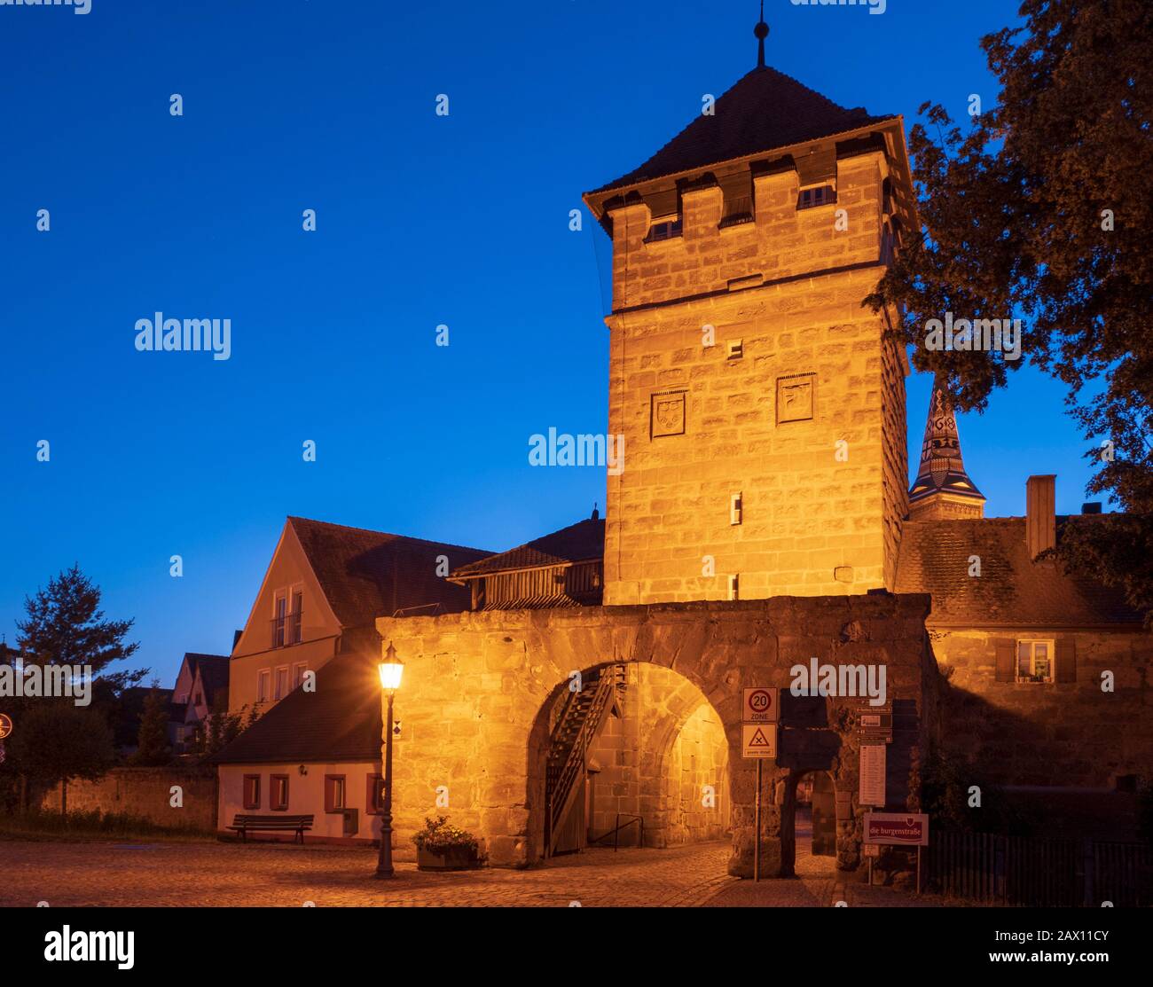 Wolframs-Eschenbach, Unteres Tor, blaue Stunde, Altmühltal, Franken, Bayern, Deutschland | Wolframs-Eschenbach, porte-ville, heure bleue, Altmuehltal, Fra Banque D'Images