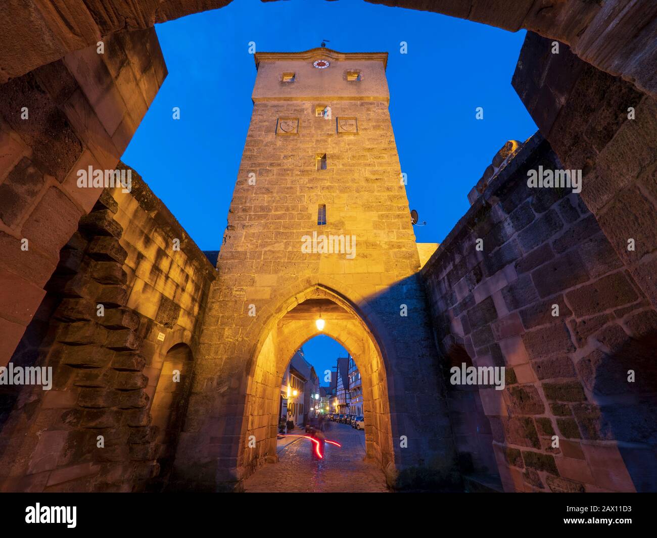 Wolframs-Eschenbach, oberes Tor, blaue Stunde, Altmühltal, Franken, Bayern, Deutschland | Wolframs-Eschenbach, porte-ville, heure bleue, Altmuehltal, Fran Banque D'Images