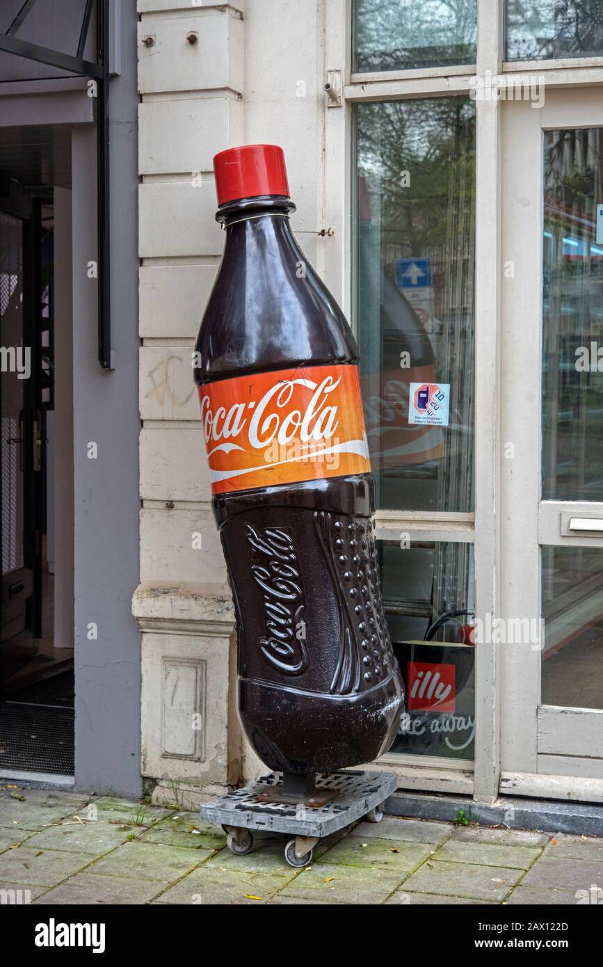 Une grande bouteille publicitaire Coca Cola à l'extérieur d'un café sur Albert Cuypstraat, Amsterdam, Pays-Bas, Europe. Banque D'Images