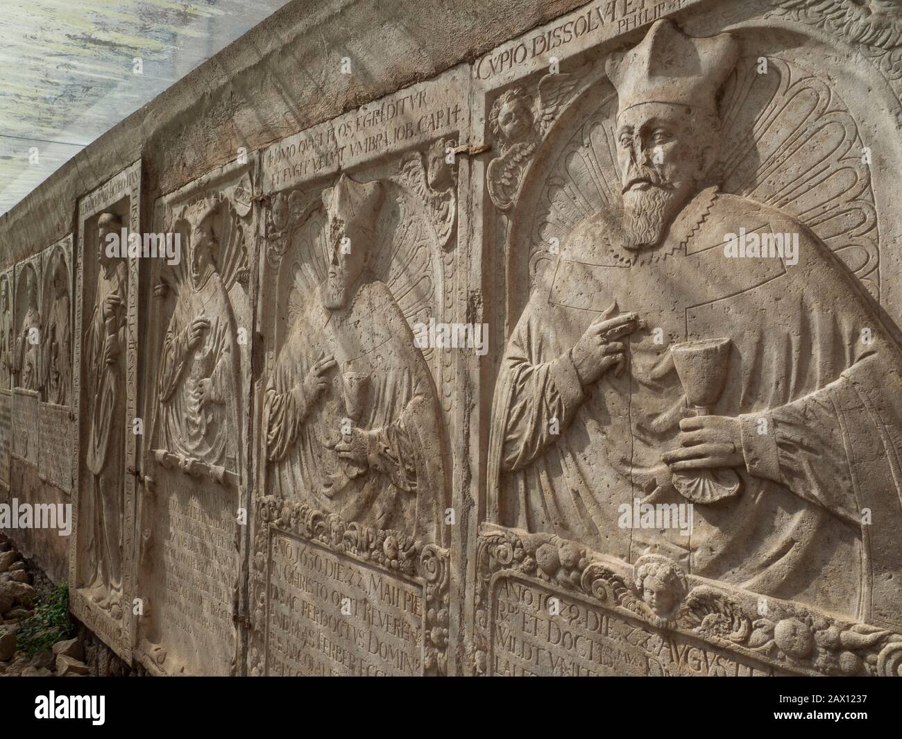 Alte Grabplatten vor der Kirche St. Emmeran innen, Spalt Altstadt, Franken, Bayern, Deutschland | vieilles pierres tombales devant l'église Saint-Emmeran inter Banque D'Images