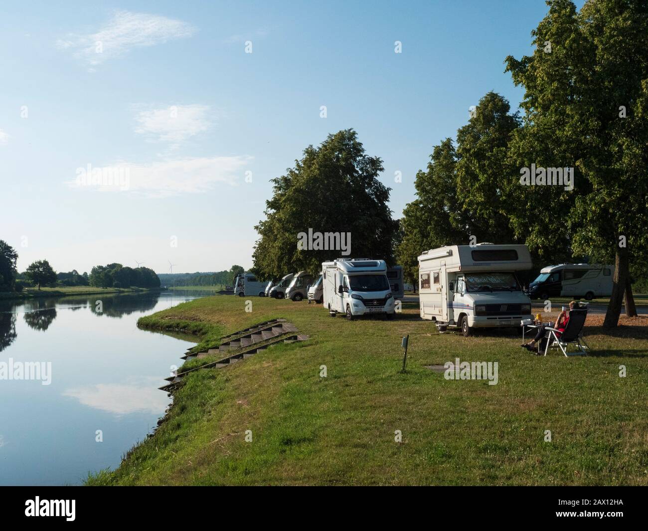 Wohnmobilstellplatz Hilpoltstein Am Main-Donau-Kanal, Franken, Bayern, Deutschland | Caravan Près Du Canal Main-Danube, Franconie, Bavière, Allemagne Banque D'Images