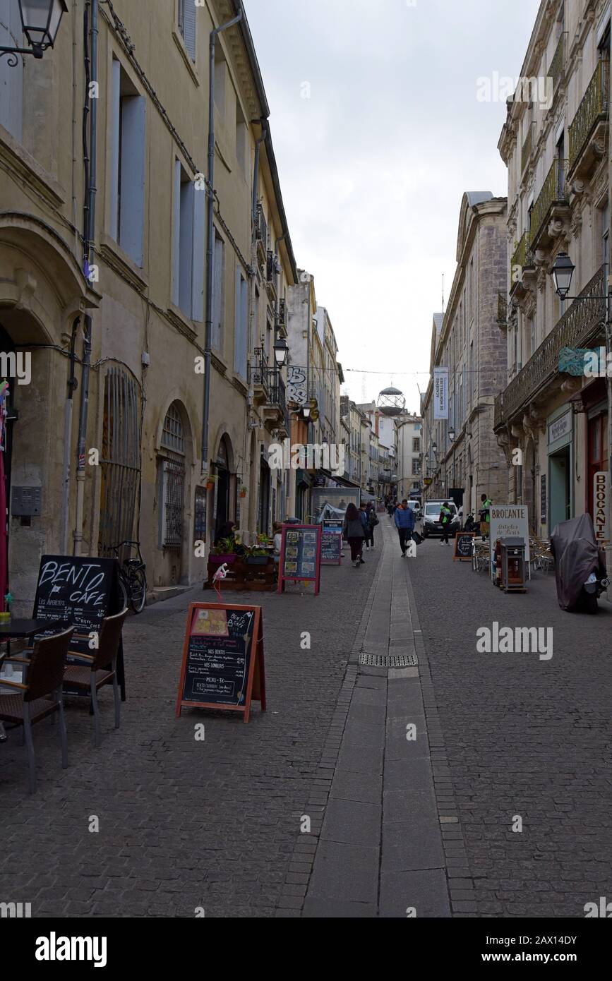 Les gens qui marchent sur l'étroite rue raide de l'Université dans le vieux quartier de Montpellier, France Banque D'Images