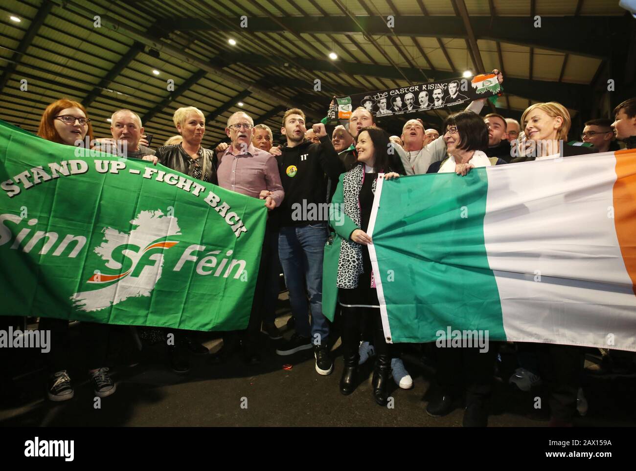 Dublin, Pays. 9 février 2020. Dublin, Irlande. 9 février 2020. Élection Générale 2020. - Rds Count Center, Dublin. Photo le candidat de Sinn Fein Dessie Ellis (4ème à gauche) célèbre tôt avec des partisans tout en chantant "Sortir noir en Tans" une chanson républicaine au RDS Count Center, Dublin ce matin. Ellis a été élu par la suite avec presque le double du quota de votes requis. Dessie ellis est une ancienne militante de l'IRA qui a été senrée à 10 ans de prison en Irlande. Photo: Sam Boal/Rollingnews.Ie/Alay Live News. Crédit: RollingNews.ie/Alay Live News Banque D'Images