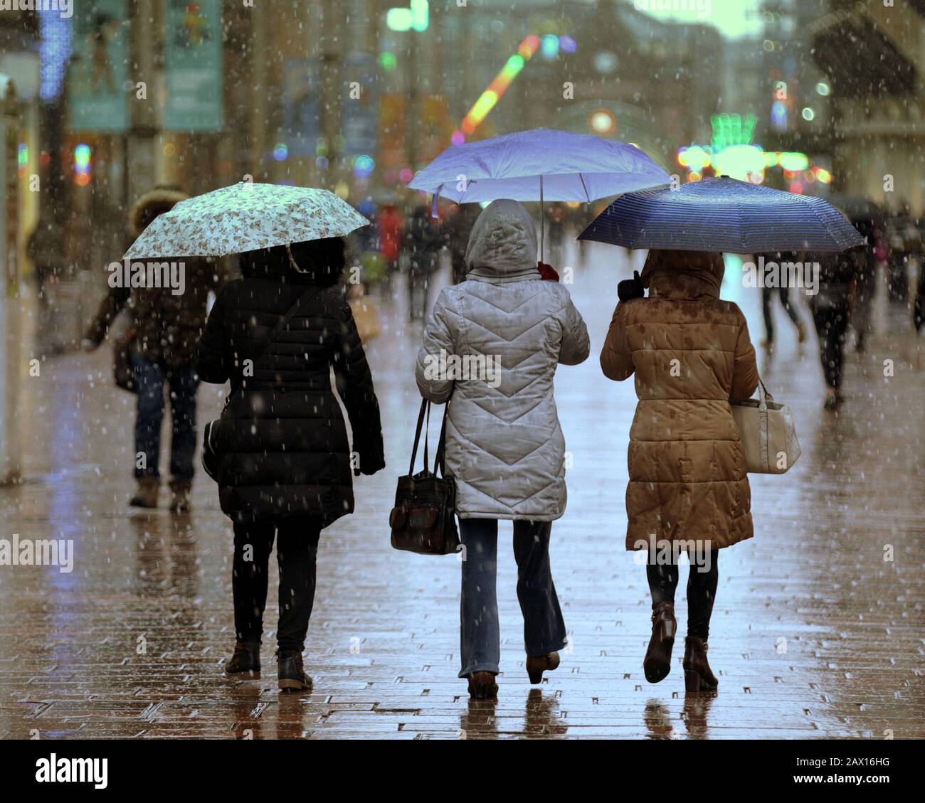 Glasgow, Écosse, Royaume-Uni, 9 février 2020: Météo britannique: La nuit des temps de tempête avec les prévisions d'une poursuite au cours des quatre prochains jours a vu la neige tomber avec le vent dans le centre ville Buchanan Street shoppers sur le style Mile. Copywrite Gerard Ferry/ Alay Live News Banque D'Images