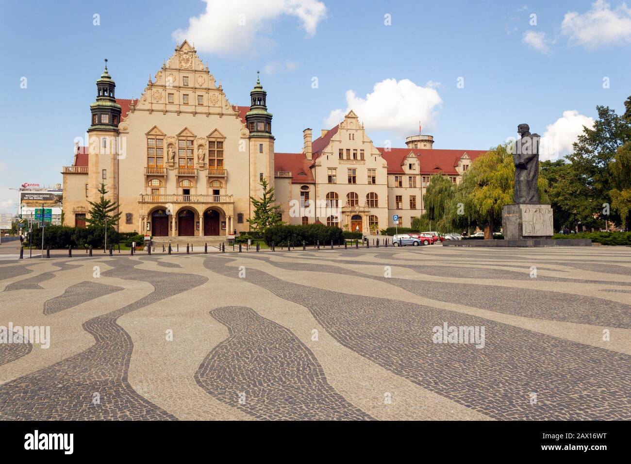 La place porte le nom du célèbre poète polonais et est située dans la ville de Poznan dans la province de la Grande Pologne. Banque D'Images