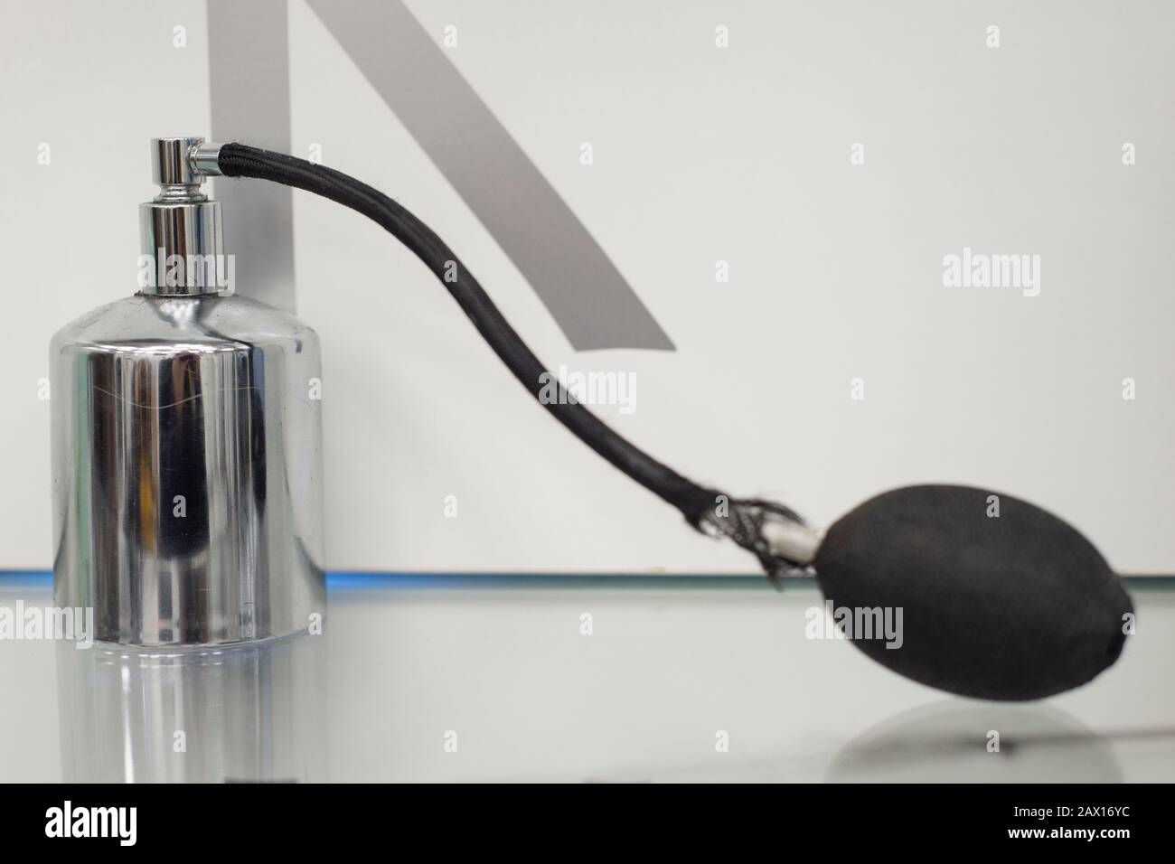 bouteille en métal sur une étagère grise et blanche. Vieux parfum. Collection de parfums anciens, bijoux de coiffeur. Poire usée Banque D'Images