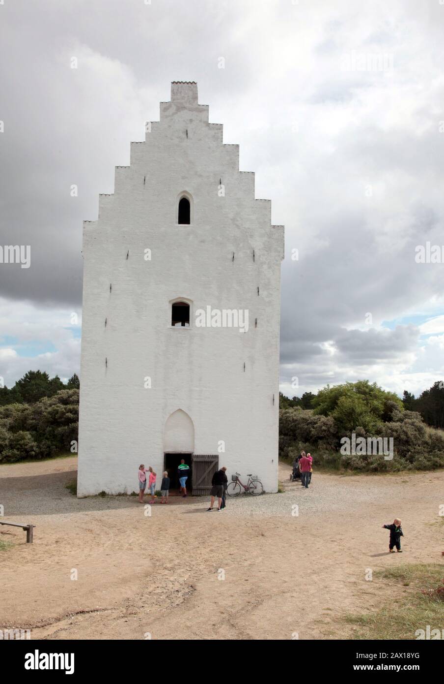 Skagen, Danemark 2012 À Environ quatre km au sud du centre de Skagen se trouve l'église transmise Sct. Église Laurentii (L'Église Sandée). Photo Jeppe Gustafsson Banque D'Images