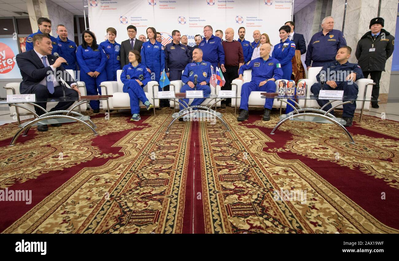 L'astronaute de la NASA Christina Koch, à gauche, le cosmos cosmonaute Alexander Skvortsov, au centre, et l'astronaute de l'ESA Luca Parmitano après être arrivé à la cérémonie de bienvenue à l'aéroport Karaganda après un atterrissage réussi à bord de l'engin spatial Soyuz MS-13 touché par d'autres membres d'équipage, le Roscosmos cosmonaute Alexander Skvortsov, Et l'astronaute de la NASA Christina Koch le 6 février 2020 à Zhezkazgan, au Kazakhstan. Koch est rentré sur Terre après avoir fait 328 jours dans l'espace, le plus long vol spatial de l'histoire par une femme, en tant que membre des expéditions 59-60-61 de la Station spatiale internationale. Banque D'Images