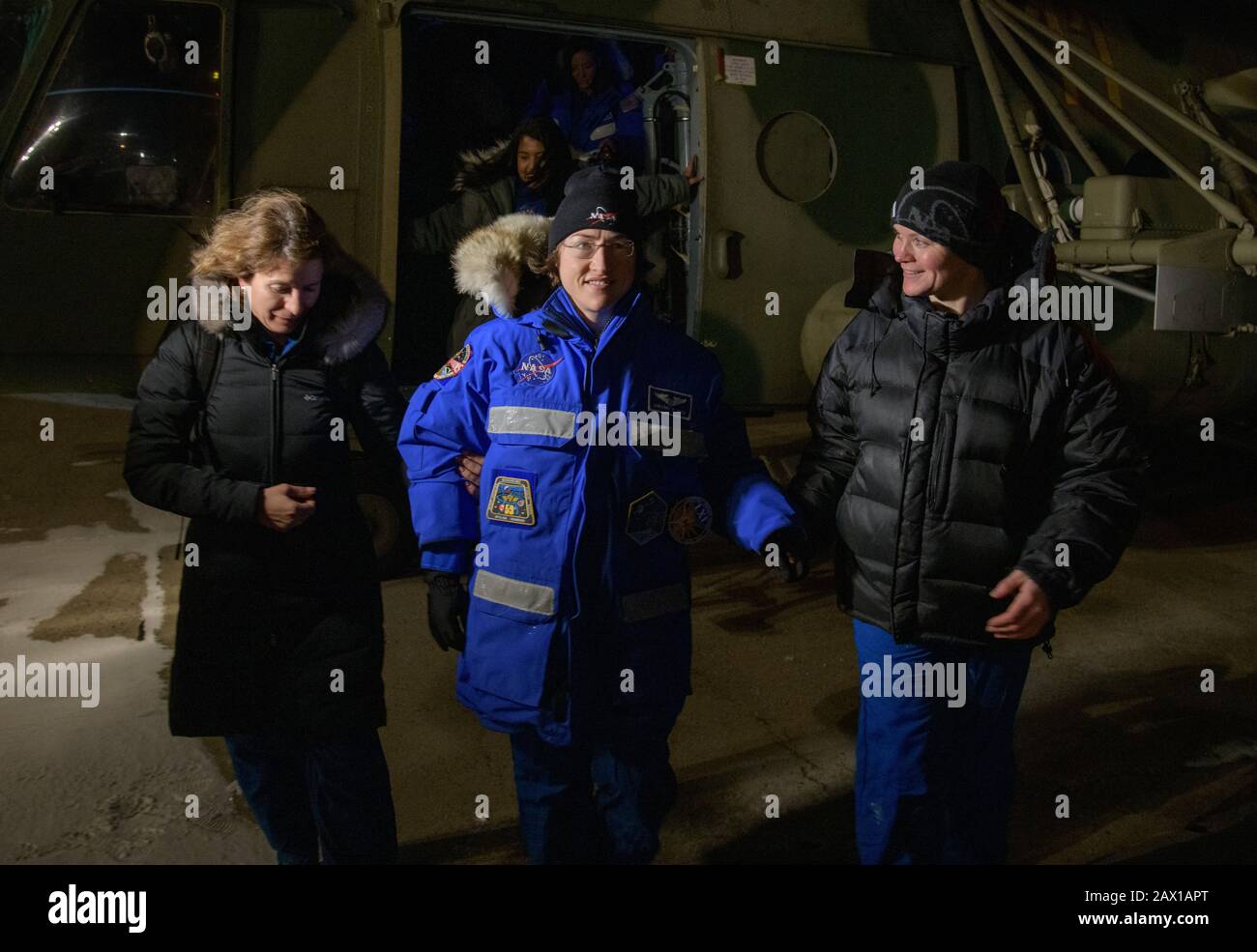 L'astronaute de la NASA Christina Koch, au centre, est soutenu par l'infirmière russe Yana Shelepova, à gauche, et l'astronaute de la NASA Anne McClain, à droite, après avoir quitté l'hélicoptère lors de la cérémonie de bienvenue à l'aéroport de Karaganda à la suite d'un atterrissage réussi à bord de l'engin Soyuz MS-13 touché par d'autres membres d'équipage, le Roscosmos cosmonaut Alexander Skvortsov, Et l'astronaute de l'ESA Luca Parmitano le 6 février 2020 à Zhezkazgan, au Kazakhstan. Koch est rentré sur Terre après avoir fait 328 jours dans l'espace, le plus long vol spatial de l'histoire par une femme, en tant que membre des expéditions 59-60-61 sur le Stati spatial international Banque D'Images