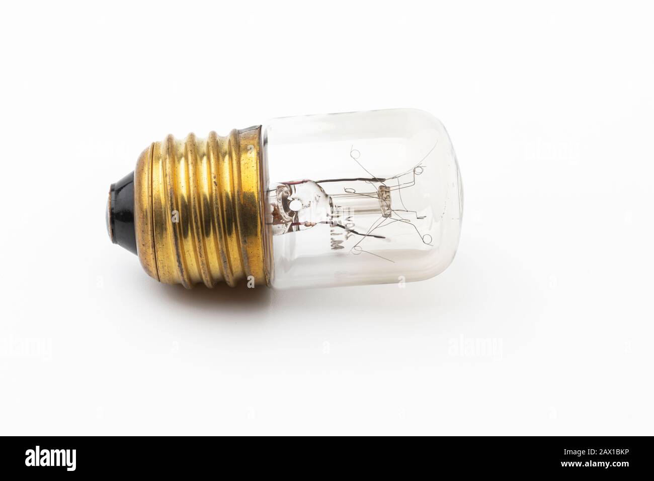 Une ampoule ancienne avec un filament cassé Photo Stock - Alamy