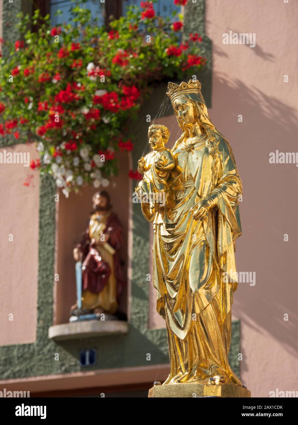 Altstadt, goldene Madonna vor Rathaus, Riedenburg, Altmühltal, Bayern, Deutschland | madonna dorée, mairie de guilde, Riedenburg, Altmühl Valley, Bavière, Banque D'Images