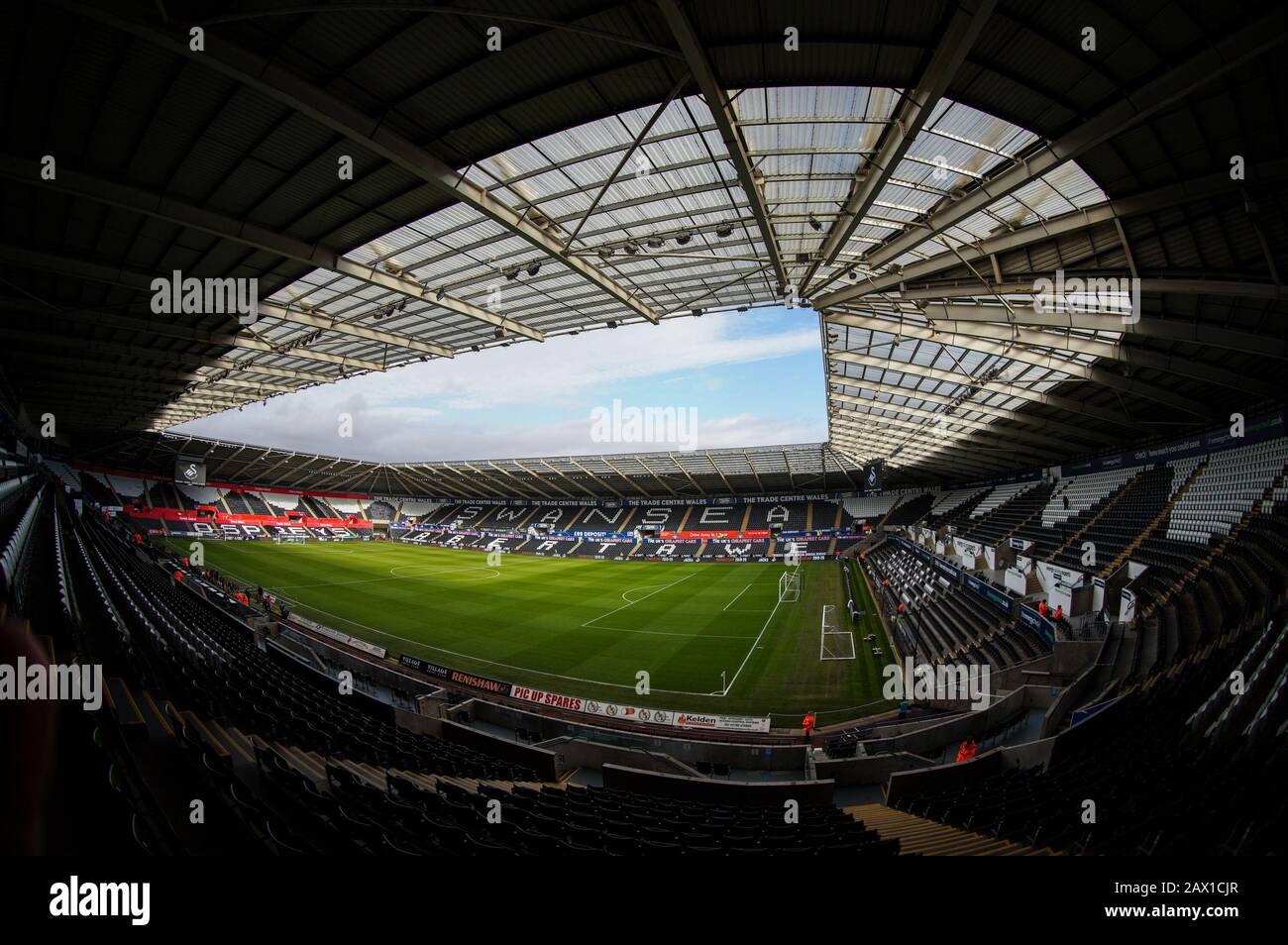 Swansea, Royaume-Uni. 8 février 2020. Vue générale du stade avant le match du championnat Sky Bet entre Swansea City et Derby County au Liberty Stadium, Swansea, Pays de Galles, le 8 février 2020. Photo D'Andy Rowland. Crédit: Images Prime Media / Alay Live News Banque D'Images