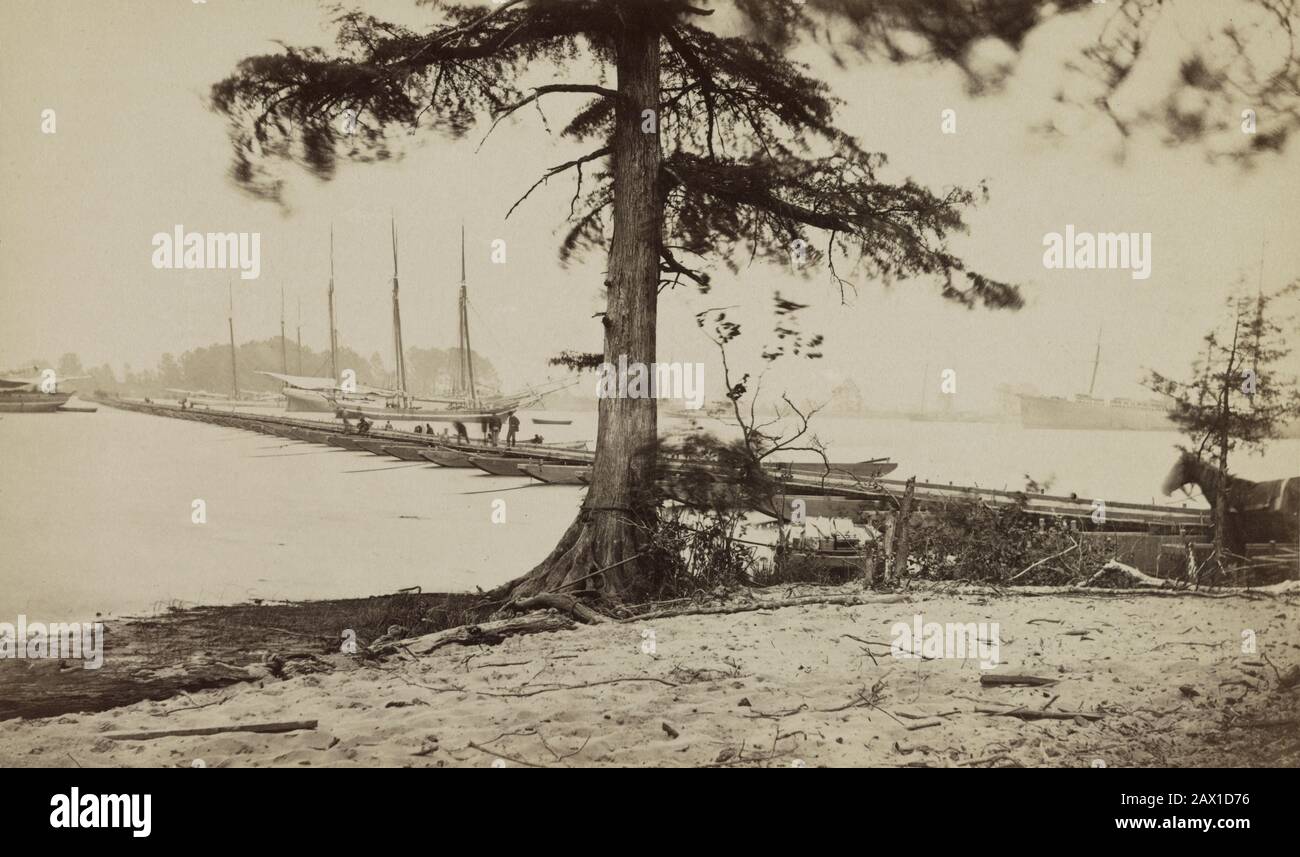 1864, juin , POTOMAC , États-Unis : pont Pontoon traversant la rivière James à Powhatan point sur lequel l'armée de Potomac a traversé, juin, 1864 .- GUERRE CIVILE - GUERRA CIVILE DI SECESSIONE AMERICANA - STATI UNITI AMERICA - truppe - militari - troupes militaires - UNION SOLDATS - USA - NORDISTA - NORDISTI - TRUPPE NORDISTE - panorama - paysage - ponte di barche - fiume - nef - navi - veliero - velieri Â--- Archivio GBB Banque D'Images