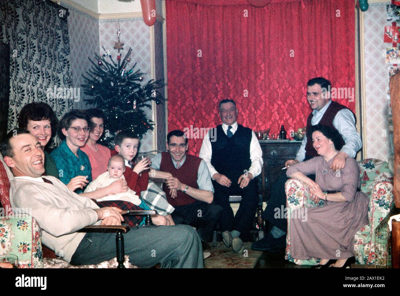 Noël 1959 dans une chambre avant d'une maison mitoyenne à Portsmouth. Famille et voisins tous ensemble pour les boissons, les cigares, les smokes et les Happy Times Banque D'Images