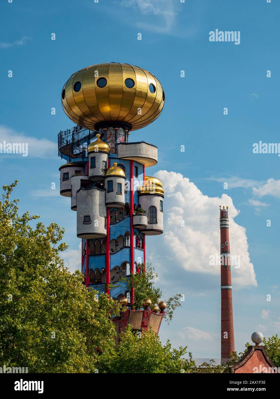 Hundertwasserturm Kuchlbauer, Abensberg, Bayern, Deutschland | Hundertwasser-Tower Kuchlbauer, Abensberg, Bavière, Allemagne Banque D'Images