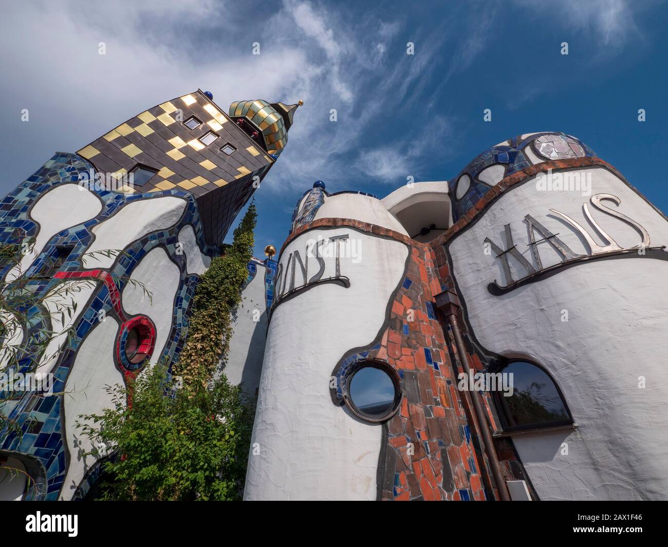 Hundertwasser Kunsthaus, Brauerei Kuchlbauer, Abensberg, Bayern, Deutschland | Hundertwasser Kunsthaus, Brasserie Kuchlbauer, Abensberg, Bavière, Allemand Banque D'Images