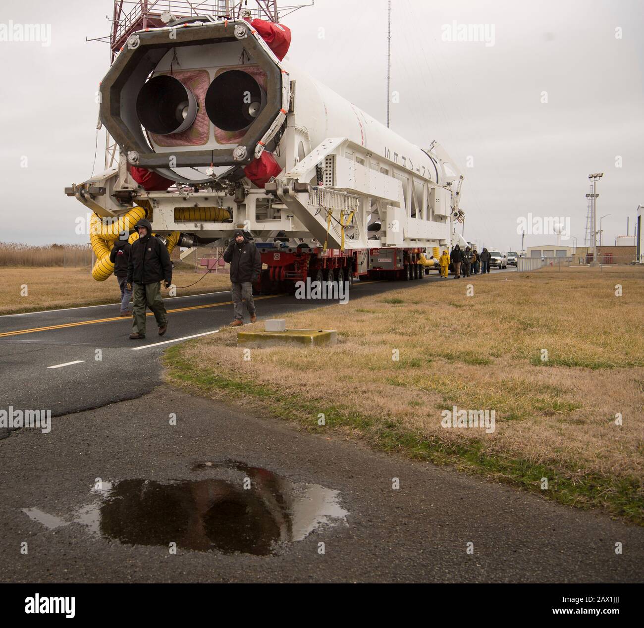La fusée Northrop Grumman Antares, avec le satellite de réapprovisionnement Cygnus à bord, est déplacée pour lancer Pad-0A, au centre de vol Wallops de la NASA le 5 février 2020 à Wallops, en Virginie. La mission commerciale de réapprovisionnement en fret transportera 7 500 livres de fournitures et d'équipement à la Station spatiale internationale et devrait être lancée le 9 février. Banque D'Images
