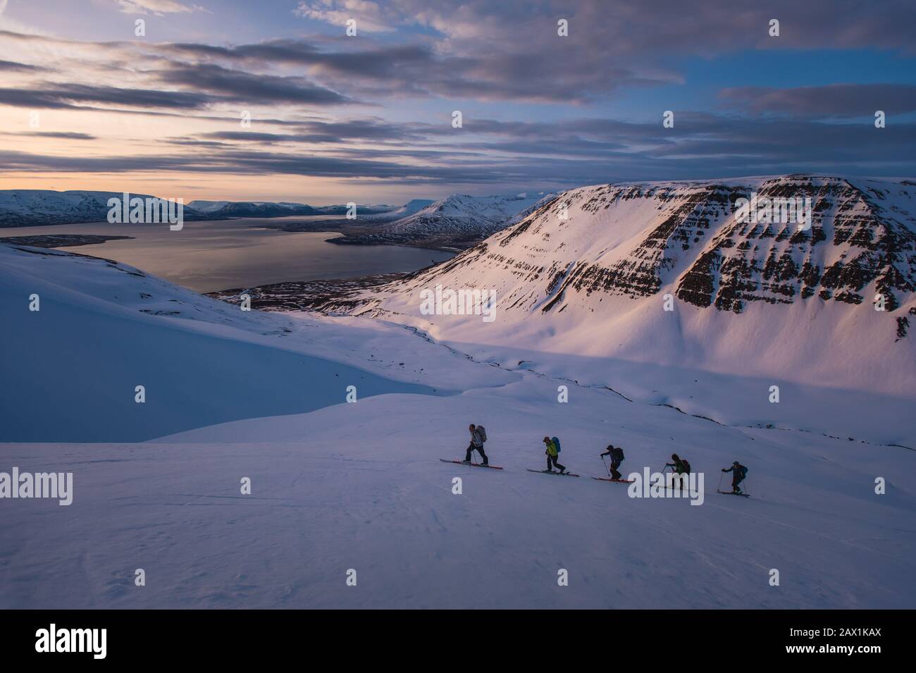 Groupe de personnes ski de fond au lever du soleil en Islande Banque D'Images