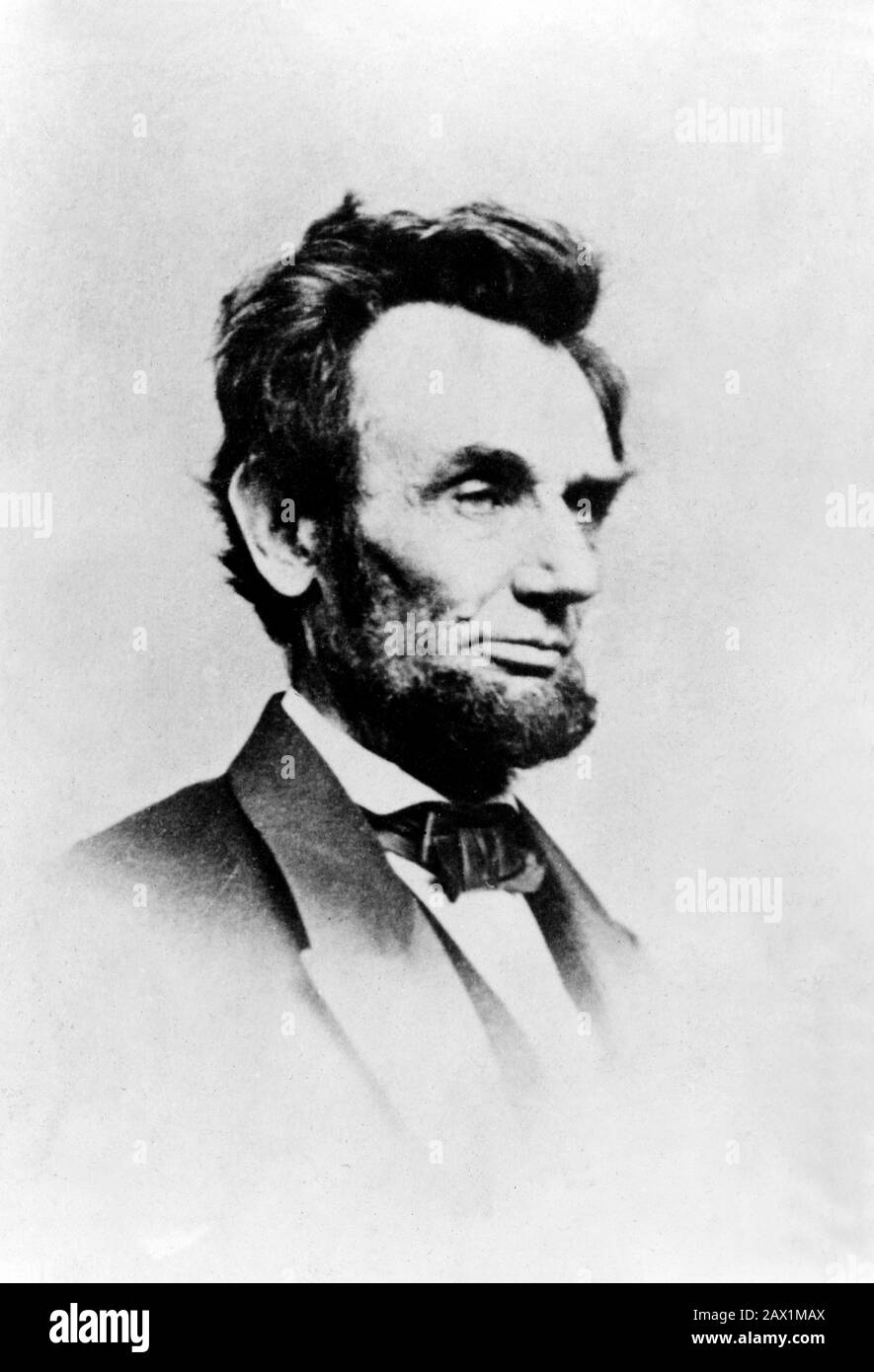 1864 , 8 janvier , États-Unis : Le président des États-Unis ABRAHAM LINCOLN ( Big South Fork , KY, 1809 - Washington 1865 ). Photo de Mathew B. BRADY (CA. 1823 - 1896 ). Lincoln aimait cette photo, prise avec un appareil photo à plusieurs objectifs par Mathew B. Brady, Washington, D.C., le vendredi 8 janvier 1864. Il m'en a dit : « Je ne sais pas que j'ai des dépeints préférés de moi-même ; Mais j'ai pensé que si j'avais l'air de l'une des apparences de moi qui ont été prises, je ressemble le plus à celle-ci.' - Presidente della Repubblica - Stati Uniti - USA - ritrato - portrait - cravatta - tie - paillon - collier - coletto Banque D'Images