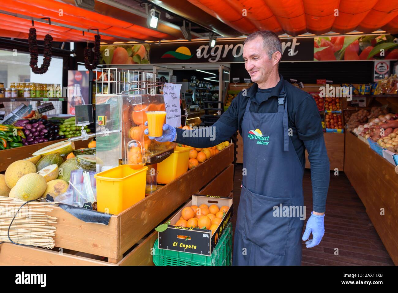 Majorque, Espagne - 8 mai 2019: Homme vendant du jus d'orange frais pressé Banque D'Images