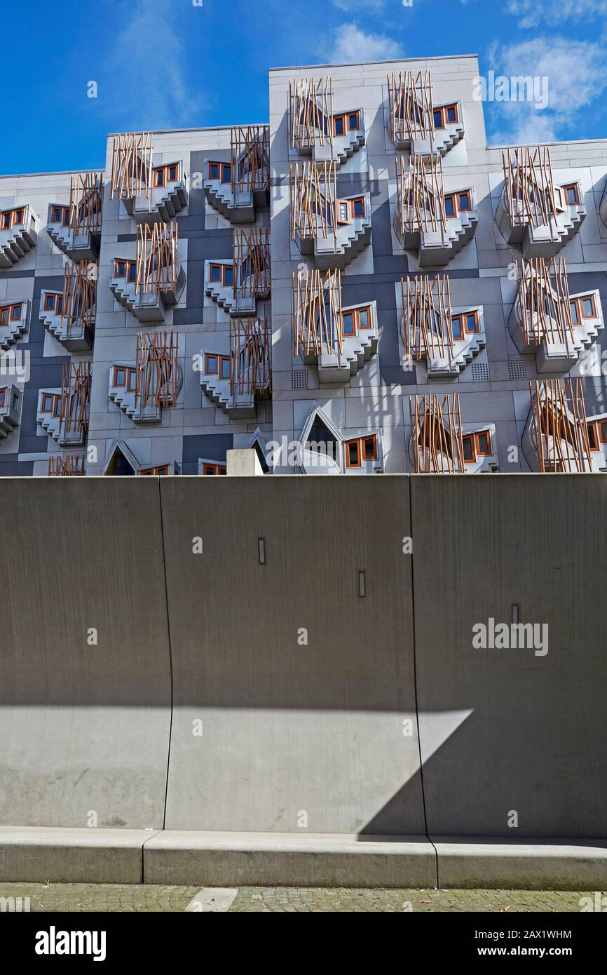 Fenêtres devant le bâtiment du parlement écossais de 'Holyrood' à Édimbourg, l'architecte Enric Miralles Banque D'Images